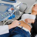 La Dra. Thaline Neves destaca que la ultrasonografía abdominal es clave para detectar alteraciones en órganos internos de forma segura y no invasiva.