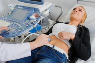 La Dra. Thaline Neves destaca que la ultrasonografía abdominal es clave para detectar alteraciones en órganos internos de forma segura y no invasiva.