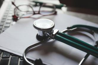 Controles médicos y denuncias laborales en residencias privadas