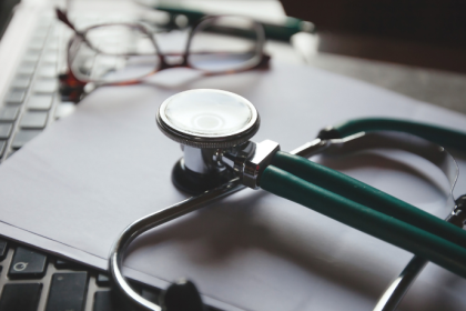 Controles médicos y denuncias laborales en residencias privadas