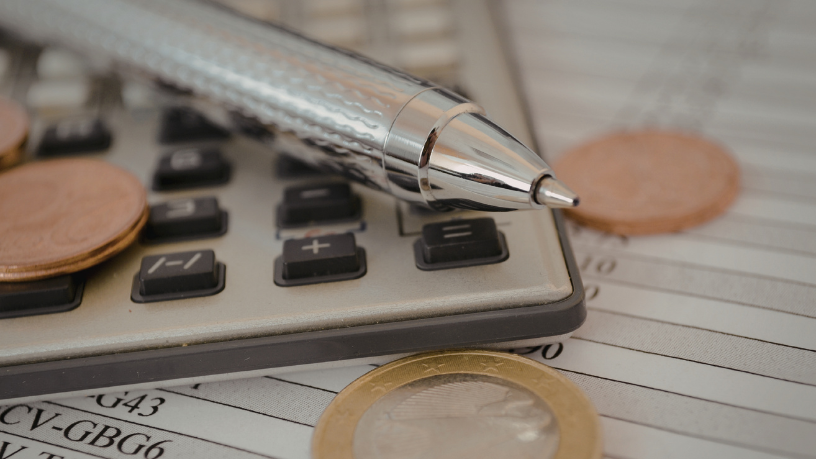 Descubre los impactos del pago fraccionado en flujo de caja y gobernanza, explicados por Victor Boris Santos Maciel, y su efecto en la eficiencia financiera.