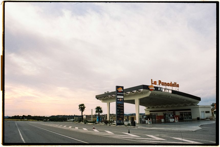 Posto de combustíveis Repsol junto a uma estrada na Espanha, sob um céu amplo.