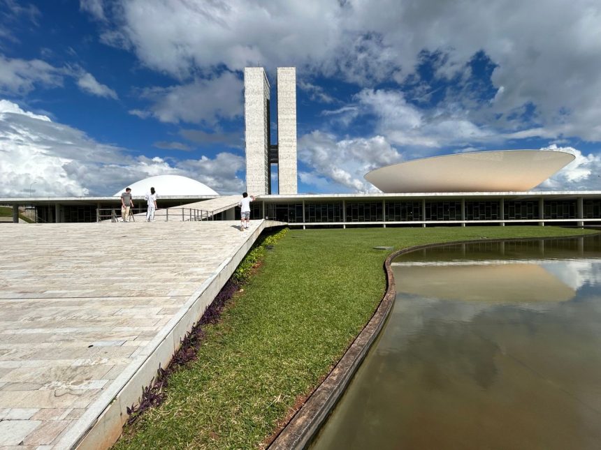 Vista do Congresso Nacional do Brasil, com suas cúpulas e edifícios modernos sob o céu claro.