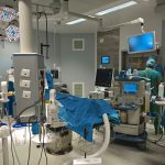 Equipe médica realiza uma cirurgia em sala operatória equipada com tecnologia avançada.