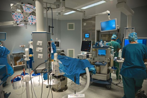Equipe médica realiza uma cirurgia em sala operatória equipada com tecnologia avançada.