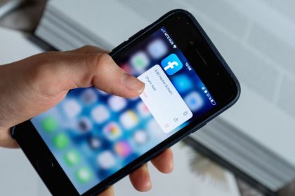 Pessoa anônima usando um aplicativo no celular para consultar opções na tela.