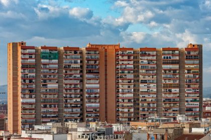 Edifício residencial alto em Alicante, Espanha, sob um céu nublado.