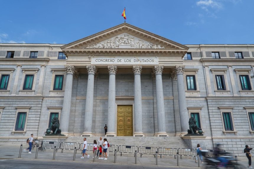 Fachada do Congresso dos Deputados da Espanha, em Madri, vista durante o dia.